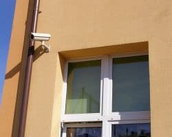Elektryk zainstalował kamerę CCTV w oknie.