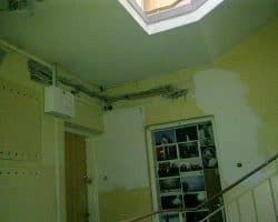 Pomieszczenie ze świetlikiem i instalacją elektryczną wykonaną przez elektryka.