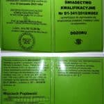 Zdjęcie zielonej etykiety z zielonym tłem przedstawiającej elektryka lub elektryka.